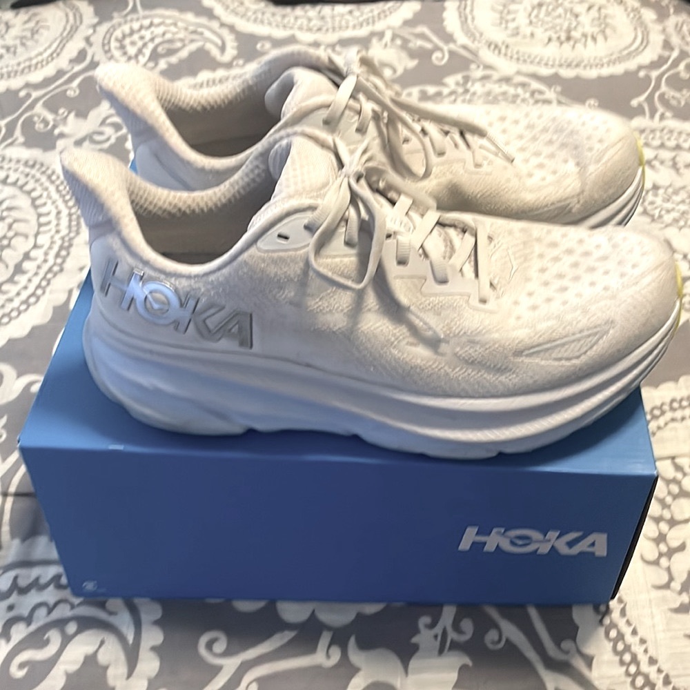 Hoka Clifton 9 women’s size 9B (Medium)